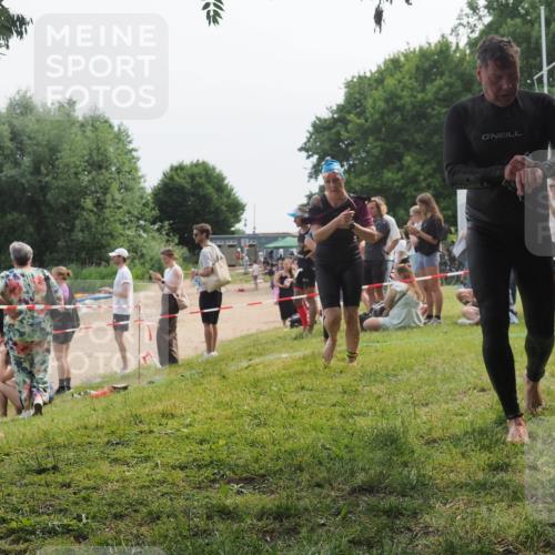 21.06.2025 - 27. Vierlanden-Triathlon KatJ http://msf.ph/oto/8035451 15.06.2025 11:20:11 Schwimmen 806, 889, 930, 932, 940, 964, 976 meine-sportfotos.de