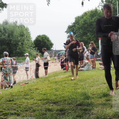 21.06.2025 - 27. Vierlanden-Triathlon KatJ http://msf.ph/oto/8035460 15.06.2025 11:20:11 Schwimmen 806, 889, 930, 932, 940, 964, 976 meine-sportfotos.de