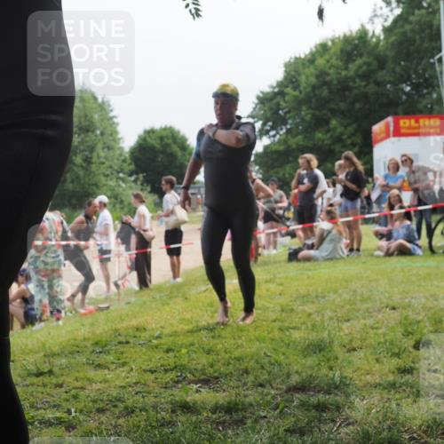 21.06.2025 - 27. Vierlanden-Triathlon KatJ http://msf.ph/oto/8035466 15.06.2025 11:20:13 Schwimmen 806, 889, 930, 932, 940, 976 meine-sportfotos.de