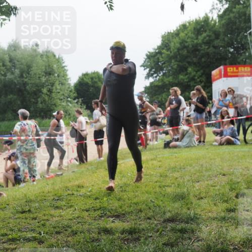 21.06.2025 - 27. Vierlanden-Triathlon KatJ http://msf.ph/oto/8035473 15.06.2025 11:20:13 Schwimmen 806, 889, 930, 932, 940, 976 meine-sportfotos.de