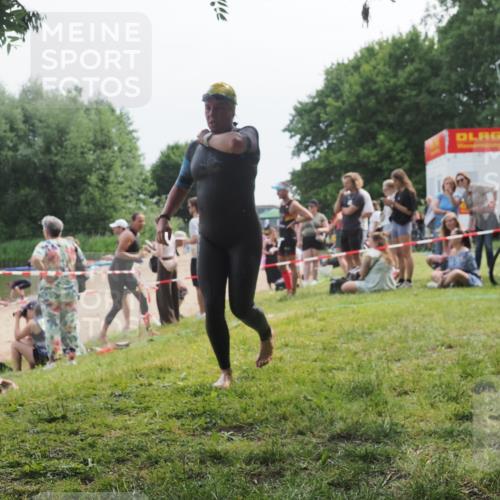 21.06.2025 - 27. Vierlanden-Triathlon KatJ http://msf.ph/oto/8035480 15.06.2025 11:20:13 Schwimmen 806, 889, 930, 932, 940, 976 meine-sportfotos.de