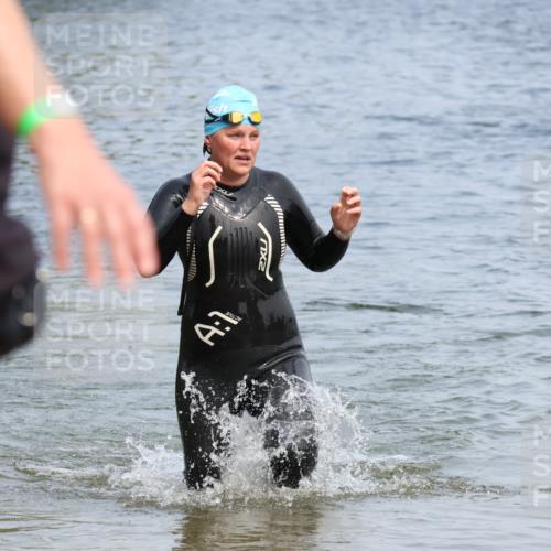 21.06.2025 - 27. Vierlanden-Triathlon Lena Gebhardt http://msf.ph/oto/8035491 15.06.2025 11:23:13 Schwimmen 980 meine-sportfotos.de