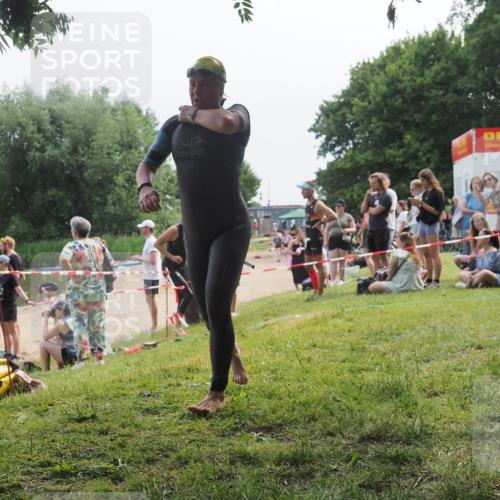 21.06.2025 - 27. Vierlanden-Triathlon KatJ http://msf.ph/oto/8035493 15.06.2025 11:20:13 Schwimmen 806, 889, 930, 932, 940, 976 meine-sportfotos.de