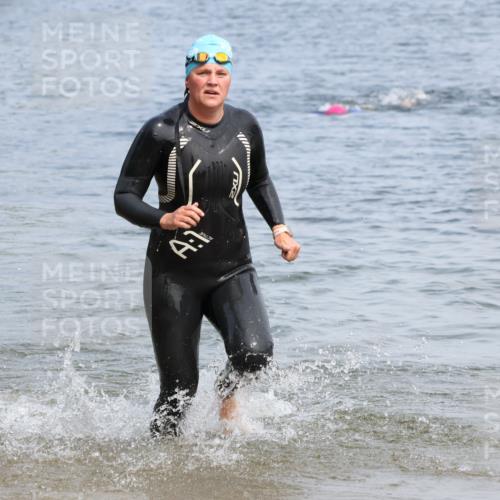 21.06.2025 - 27. Vierlanden-Triathlon Lena Gebhardt http://msf.ph/oto/8035498 15.06.2025 11:23:14 Schwimmen 980 meine-sportfotos.de