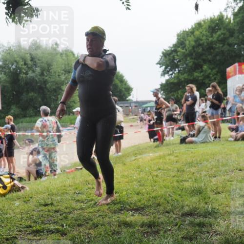 21.06.2025 - 27. Vierlanden-Triathlon KatJ http://msf.ph/oto/8035500 15.06.2025 11:20:14 Schwimmen 806, 889, 930, 932, 940, 976 meine-sportfotos.de