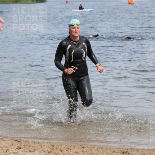 21.06.2025 - 27. Vierlanden-Triathlon Lena Gebhardt http://msf.ph/oto/8035503 15.06.2025 11:23:15 Schwimmen 950, 980 meine-sportfotos.de