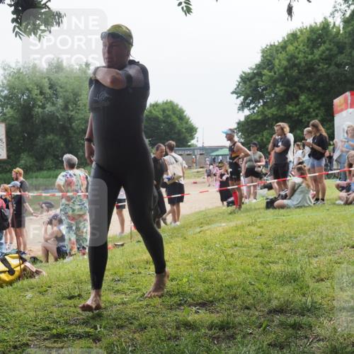 21.06.2025 - 27. Vierlanden-Triathlon KatJ http://msf.ph/oto/8035505 15.06.2025 11:20:14 Schwimmen 806, 889, 930, 932, 940, 976 meine-sportfotos.de