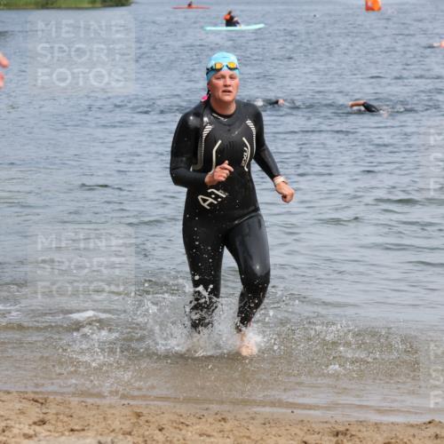 21.06.2025 - 27. Vierlanden-Triathlon Lena Gebhardt http://msf.ph/oto/8035509 15.06.2025 11:23:15 Schwimmen 950, 980 meine-sportfotos.de