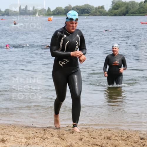 21.06.2025 - 27. Vierlanden-Triathlon Lena Gebhardt http://msf.ph/oto/8035514 15.06.2025 11:23:16 Schwimmen 950, 980 meine-sportfotos.de