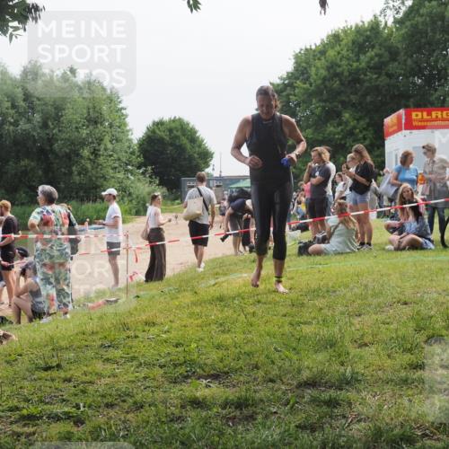 21.06.2025 - 27. Vierlanden-Triathlon KatJ http://msf.ph/oto/8035515 15.06.2025 11:20:16 Schwimmen 806, 880, 930, 940, 976 meine-sportfotos.de