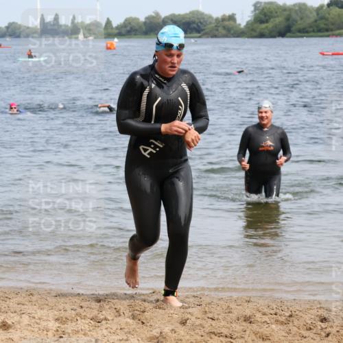 21.06.2025 - 27. Vierlanden-Triathlon Lena Gebhardt http://msf.ph/oto/8035517 15.06.2025 11:23:16 Schwimmen 950, 980 meine-sportfotos.de
