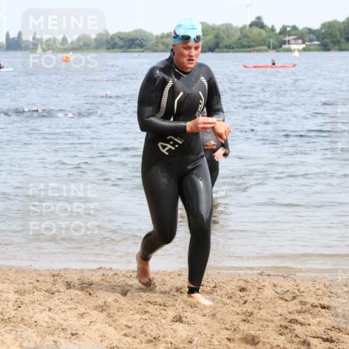21.06.2025 - 27. Vierlanden-Triathlon Lena Gebhardt http://msf.ph/oto/8035522 15.06.2025 11:23:17 Schwimmen 950, 980 meine-sportfotos.de