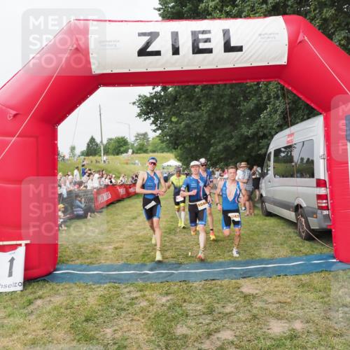 21.06.2025 - 27. Vierlanden-Triathlon MichiJ http://msf.ph/oto/8035523 15.06.2026 13:00:32 Ziel 94, 1044, 1046, 1047, 1048 meine-sportfotos.de
