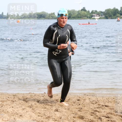 21.06.2025 - 27. Vierlanden-Triathlon Lena Gebhardt http://msf.ph/oto/8035525 15.06.2025 11:23:17 Schwimmen 950, 980 meine-sportfotos.de