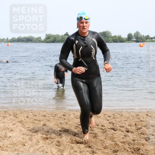 21.06.2025 - 27. Vierlanden-Triathlon Lena Gebhardt http://msf.ph/oto/8035530 15.06.2025 11:23:18 Schwimmen 950, 980 meine-sportfotos.de