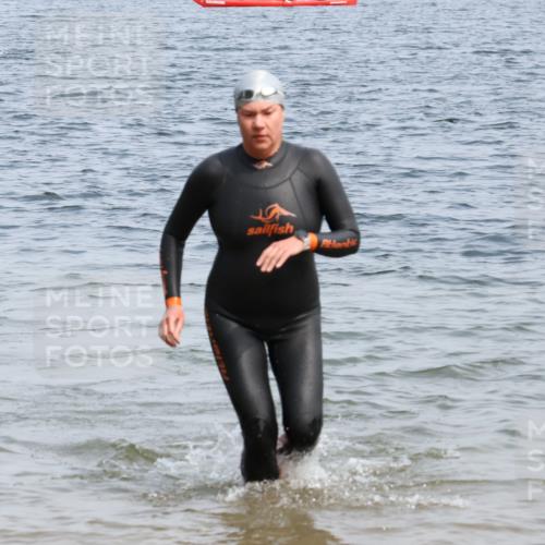 21.06.2025 - 27. Vierlanden-Triathlon Lena Gebhardt http://msf.ph/oto/8035536 15.06.2025 11:23:20 Schwimmen 950, 980 meine-sportfotos.de