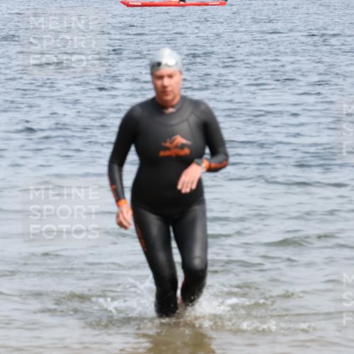 21.06.2025 - 27. Vierlanden-Triathlon Lena Gebhardt http://msf.ph/oto/8035537 15.06.2025 11:23:20 Schwimmen 950, 980 meine-sportfotos.de