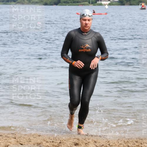 21.06.2025 - 27. Vierlanden-Triathlon Lena Gebhardt http://msf.ph/oto/8035543 15.06.2025 11:23:22 Schwimmen 950, 980 meine-sportfotos.de