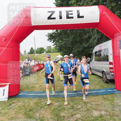 21.06.2025 - 27. Vierlanden-Triathlon MichiJ http://msf.ph/oto/8035546 15.06.2026 13:00:32 Ziel 94, 1044, 1046, 1047, 1048 meine-sportfotos.de