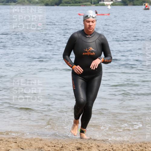 21.06.2025 - 27. Vierlanden-Triathlon Lena Gebhardt http://msf.ph/oto/8035548 15.06.2025 11:23:22 Schwimmen 950, 980 meine-sportfotos.de