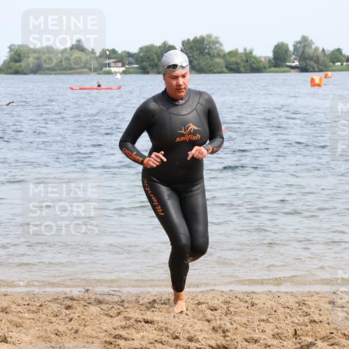 21.06.2025 - 27. Vierlanden-Triathlon Lena Gebhardt http://msf.ph/oto/8035551 15.06.2025 11:23:23 Schwimmen 950, 980 meine-sportfotos.de