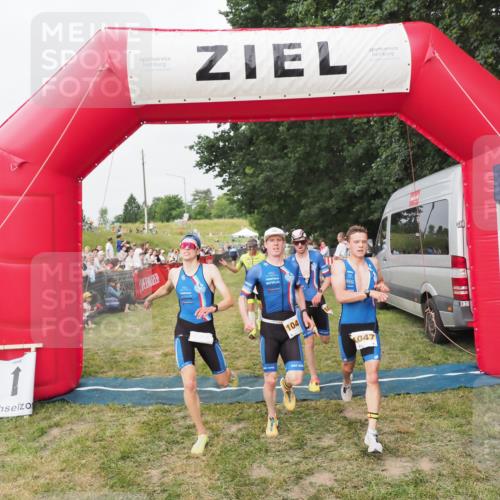 21.06.2025 - 27. Vierlanden-Triathlon MichiJ http://msf.ph/oto/8035553 15.06.2026 13:00:33 Ziel 94, 1044, 1046, 1047, 1048 meine-sportfotos.de