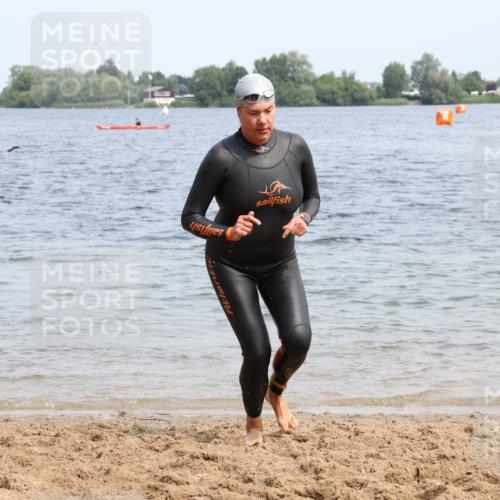 21.06.2025 - 27. Vierlanden-Triathlon Lena Gebhardt http://msf.ph/oto/8035557 15.06.2025 11:23:23 Schwimmen 950, 980 meine-sportfotos.de