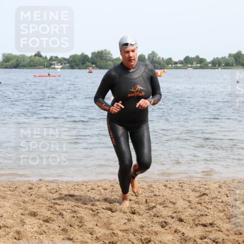 21.06.2025 - 27. Vierlanden-Triathlon Lena Gebhardt http://msf.ph/oto/8035561 15.06.2025 11:23:24 Schwimmen 950, 980 meine-sportfotos.de
