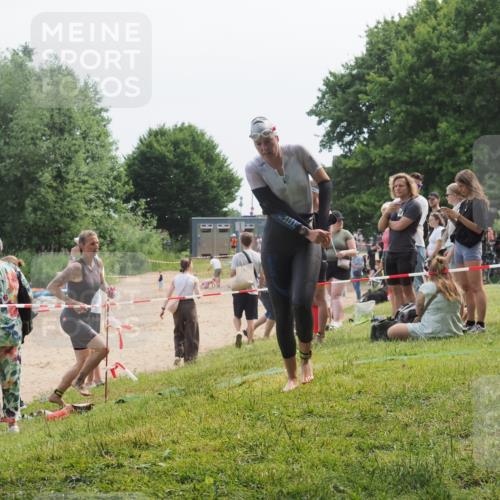 21.06.2025 - 27. Vierlanden-Triathlon KatJ http://msf.ph/oto/8035563 15.06.2025 11:20:24 Schwimmen 838, 880, 890, 926, 940 meine-sportfotos.de