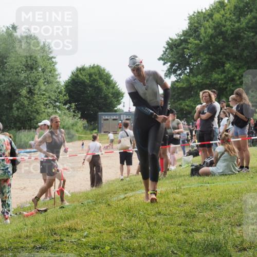 21.06.2025 - 27. Vierlanden-Triathlon KatJ http://msf.ph/oto/8035570 15.06.2025 11:20:24 Schwimmen 838, 880, 890, 926, 940 meine-sportfotos.de