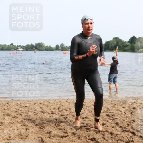 21.06.2025 - 27. Vierlanden-Triathlon Lena Gebhardt http://msf.ph/oto/8035572 15.06.2025 11:23:25 Schwimmen 950, 980 meine-sportfotos.de