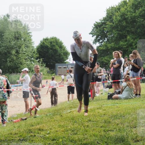 21.06.2025 - 27. Vierlanden-Triathlon KatJ http://msf.ph/oto/8035578 15.06.2025 11:20:24 Schwimmen 838, 880, 890, 926, 940 meine-sportfotos.de