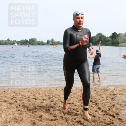 21.06.2025 - 27. Vierlanden-Triathlon Lena Gebhardt http://msf.ph/oto/8035579 15.06.2025 11:23:25 Schwimmen 950, 980 meine-sportfotos.de