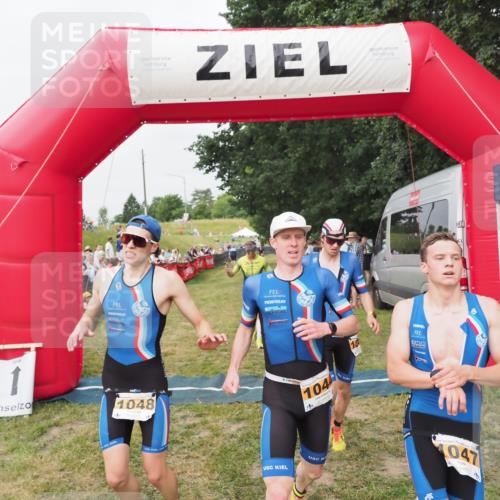 21.06.2025 - 27. Vierlanden-Triathlon MichiJ http://msf.ph/oto/8035580 15.06.2026 13:00:33 Ziel 94, 1044, 1046, 1047, 1048 meine-sportfotos.de