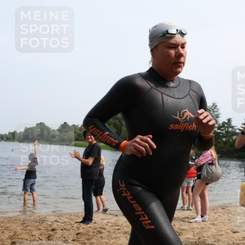 21.06.2025 - 27. Vierlanden-Triathlon Lena Gebhardt http://msf.ph/oto/8035583 15.06.2025 11:23:27 Schwimmen 950, 980 meine-sportfotos.de