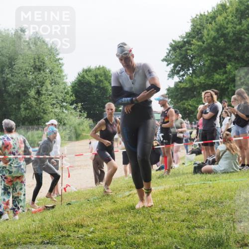 21.06.2025 - 27. Vierlanden-Triathlon KatJ http://msf.ph/oto/8035584 15.06.2025 11:20:25 Schwimmen 838, 880, 890, 926 meine-sportfotos.de