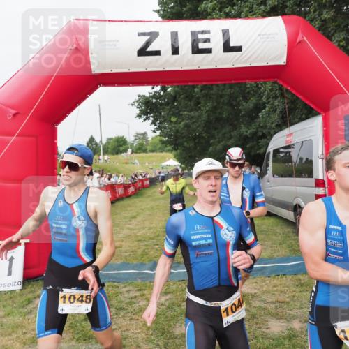 21.06.2025 - 27. Vierlanden-Triathlon MichiJ http://msf.ph/oto/8035586 15.06.2026 13:00:33 Ziel 94, 1044, 1046, 1047, 1048 meine-sportfotos.de