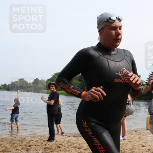 21.06.2025 - 27. Vierlanden-Triathlon Lena Gebhardt http://msf.ph/oto/8035589 15.06.2025 11:23:27 Schwimmen 950, 980 meine-sportfotos.de