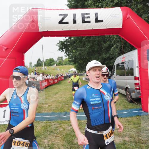 21.06.2025 - 27. Vierlanden-Triathlon MichiJ http://msf.ph/oto/8035591 15.06.2026 13:00:33 Ziel 94, 1044, 1046, 1047, 1048 meine-sportfotos.de