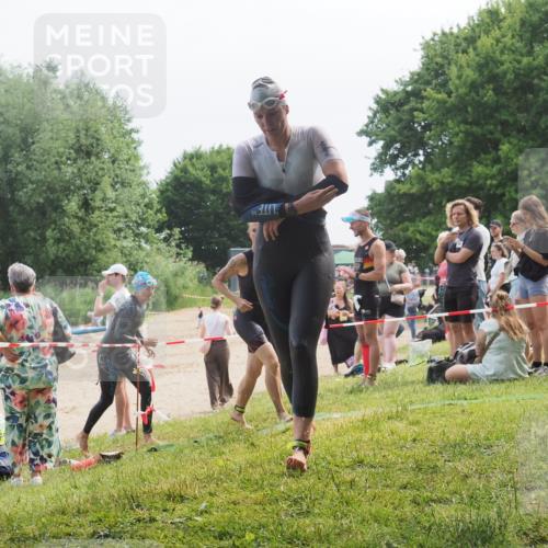 21.06.2025 - 27. Vierlanden-Triathlon KatJ http://msf.ph/oto/8035592 15.06.2025 11:20:25 Schwimmen 838, 880, 890, 926 meine-sportfotos.de
