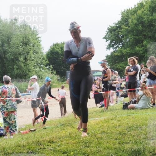 21.06.2025 - 27. Vierlanden-Triathlon KatJ http://msf.ph/oto/8035597 15.06.2025 11:20:25 Schwimmen 838, 880, 890, 926 meine-sportfotos.de