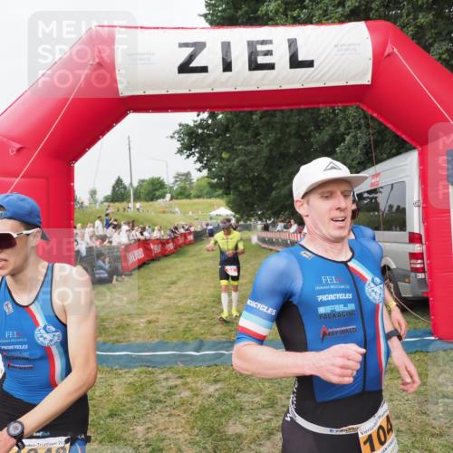 21.06.2025 - 27. Vierlanden-Triathlon MichiJ http://msf.ph/oto/8035598 15.06.2026 13:00:33 Ziel 94, 1044, 1046, 1047, 1048 meine-sportfotos.de