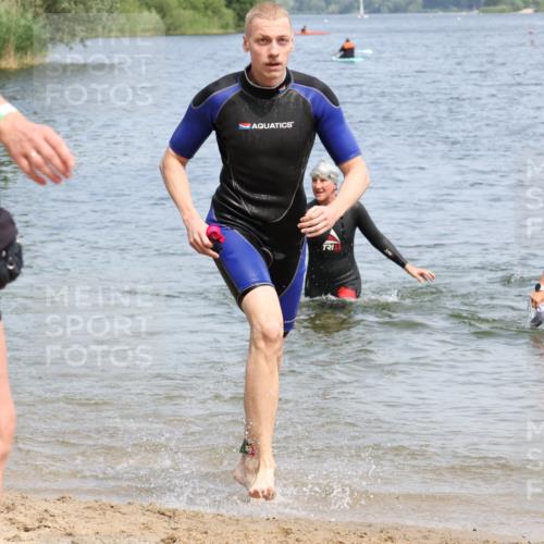 21.06.2025 - 27. Vierlanden-Triathlon Lena Gebhardt http://msf.ph/oto/8035606 15.06.2025 11:23:45 Schwimmen 903, 955, 956 meine-sportfotos.de