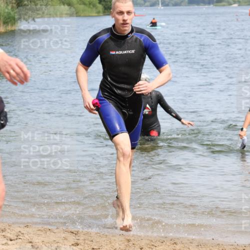 21.06.2025 - 27. Vierlanden-Triathlon Lena Gebhardt http://msf.ph/oto/8035612 15.06.2025 11:23:45 Schwimmen 903, 955, 956 meine-sportfotos.de