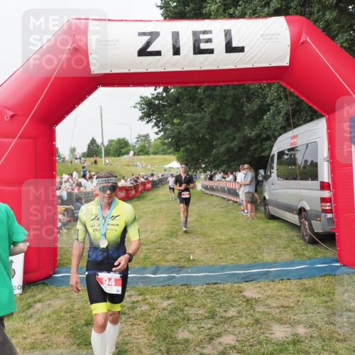 21.06.2025 - 27. Vierlanden-Triathlon MichiJ http://msf.ph/oto/8035613 15.06.2026 13:00:42 Ziel 12 meine-sportfotos.de