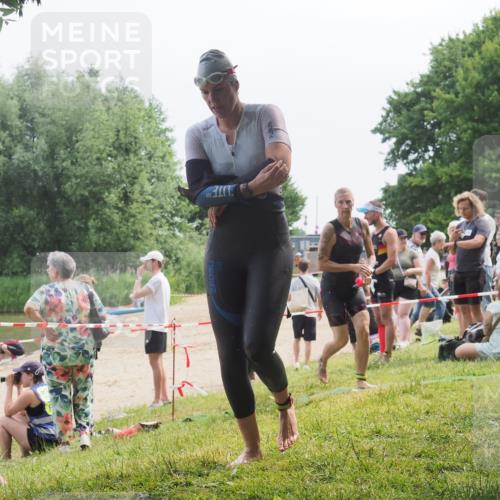 21.06.2025 - 27. Vierlanden-Triathlon KatJ http://msf.ph/oto/8035616 15.06.2025 11:20:25 Schwimmen 838, 880, 890, 926 meine-sportfotos.de