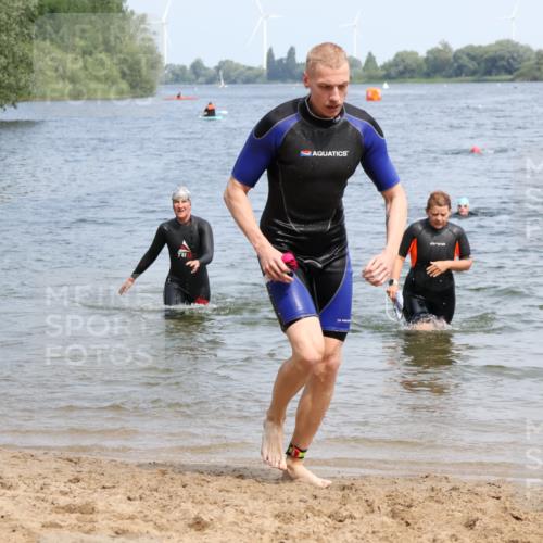 21.06.2025 - 27. Vierlanden-Triathlon Lena Gebhardt http://msf.ph/oto/8035618 15.06.2025 11:23:45 Schwimmen 903, 955, 956 meine-sportfotos.de