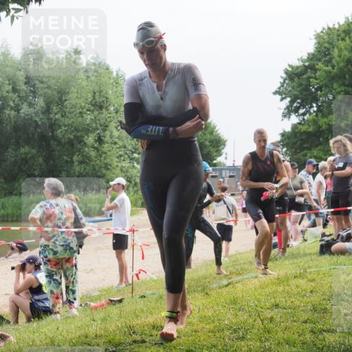 21.06.2025 - 27. Vierlanden-Triathlon KatJ http://msf.ph/oto/8035620 15.06.2025 11:20:25 Schwimmen 838, 880, 890, 926 meine-sportfotos.de