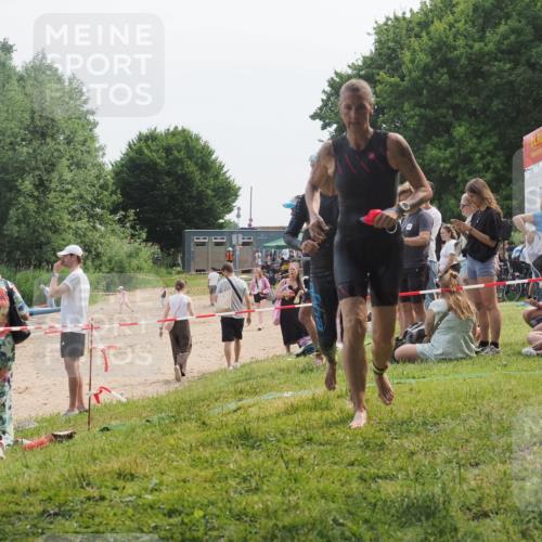 21.06.2025 - 27. Vierlanden-Triathlon KatJ http://msf.ph/oto/8035623 15.06.2025 11:20:27 Schwimmen 838, 880, 890, 926 meine-sportfotos.de