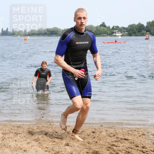 21.06.2025 - 27. Vierlanden-Triathlon Lena Gebhardt http://msf.ph/oto/8035627 15.06.2025 11:23:46 Schwimmen 903, 955, 956 meine-sportfotos.de